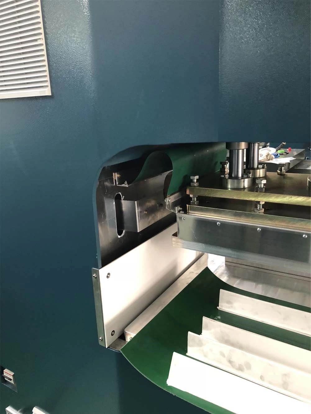 Machine de soudure à haute fréquence 25KW pour tapis roulant, épissure de ceinture d'unité centrale de PVC et flanc de taquet de soudure, guide