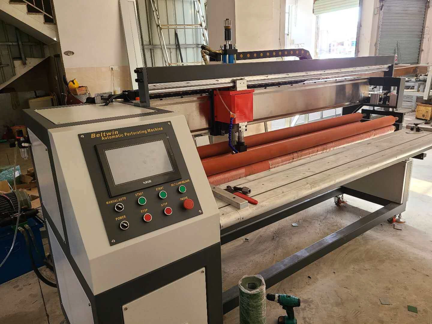 Poinçonneuse de trous ovales carrés ronds de ceinture d'unité centrale de PVC de 2000mm large