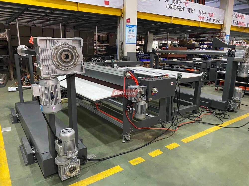 Refendeuse à bande transporteuse avec enrouleur et enrouleur et table de travail (version européenne)