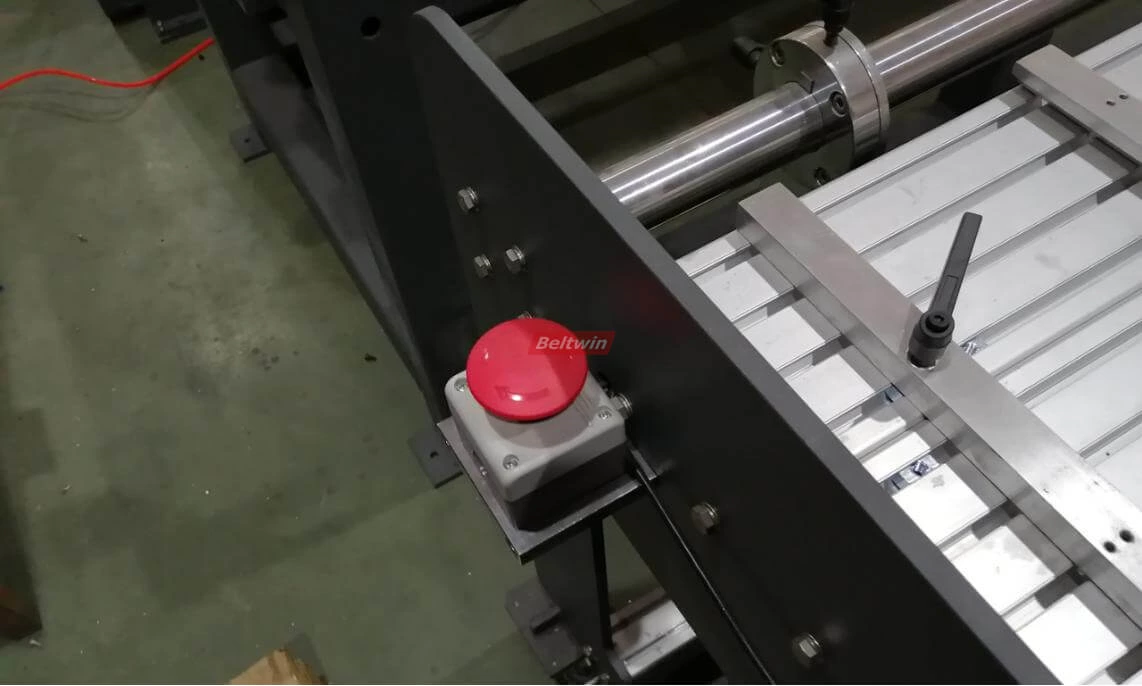 Refendeuse à bande transporteuse avec enrouleur et enrouleur et table de travail (version européenne)