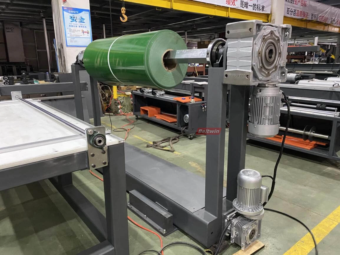 Refendeuse à bande transporteuse avec enrouleur et enrouleur et table de travail (version européenne)