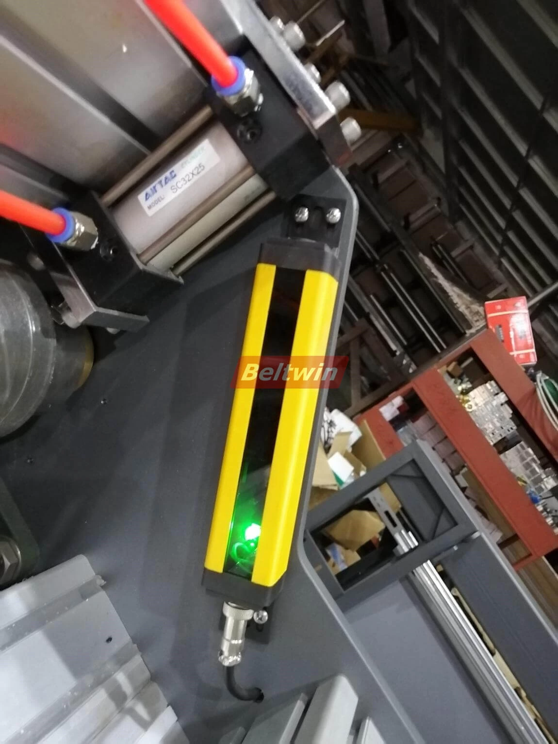 Refendeuse à bande transporteuse avec enrouleur et enrouleur et table de travail (version européenne)