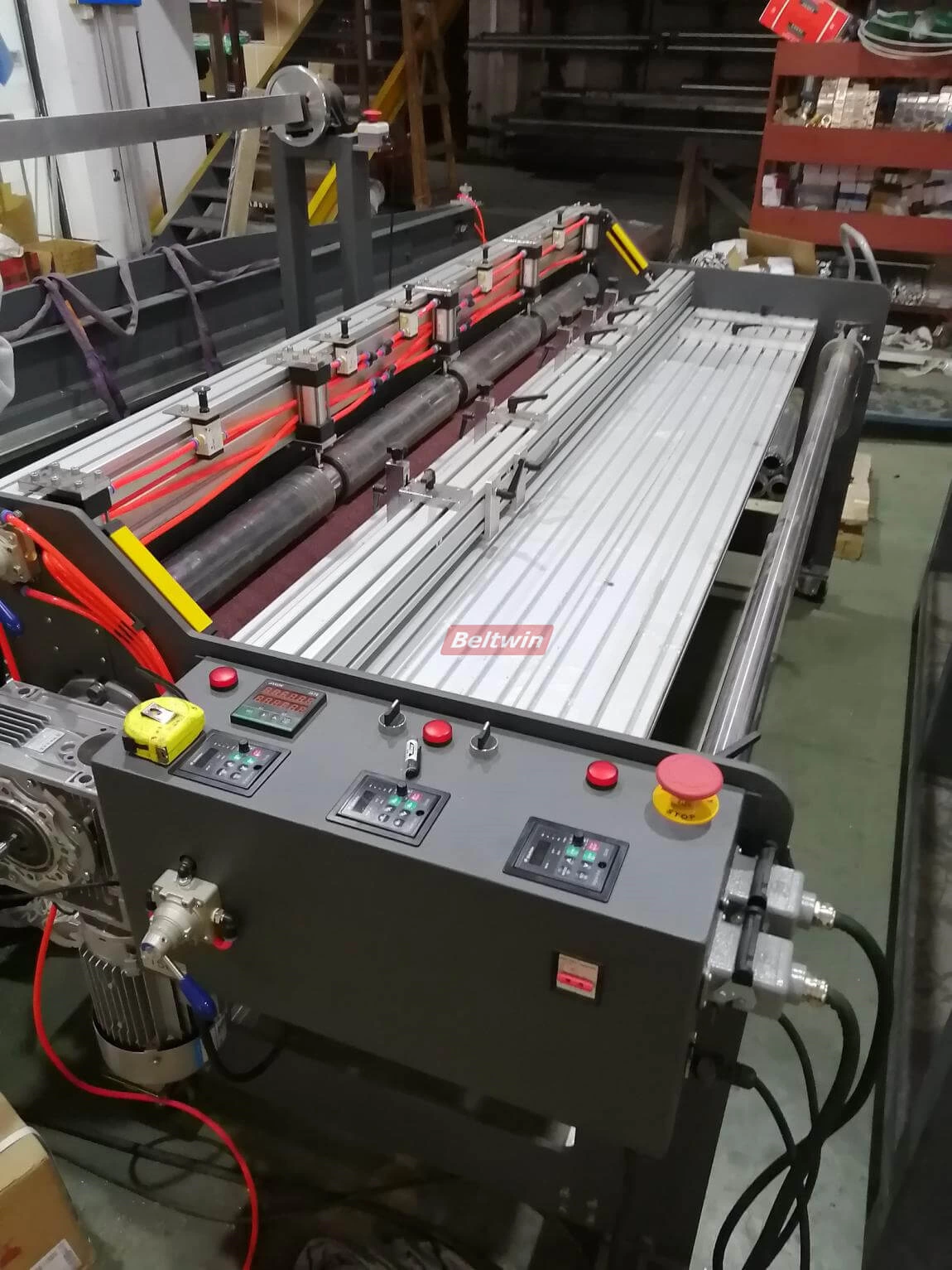 Refendeuse à bande transporteuse avec enrouleur et enrouleur et table de travail (version européenne)