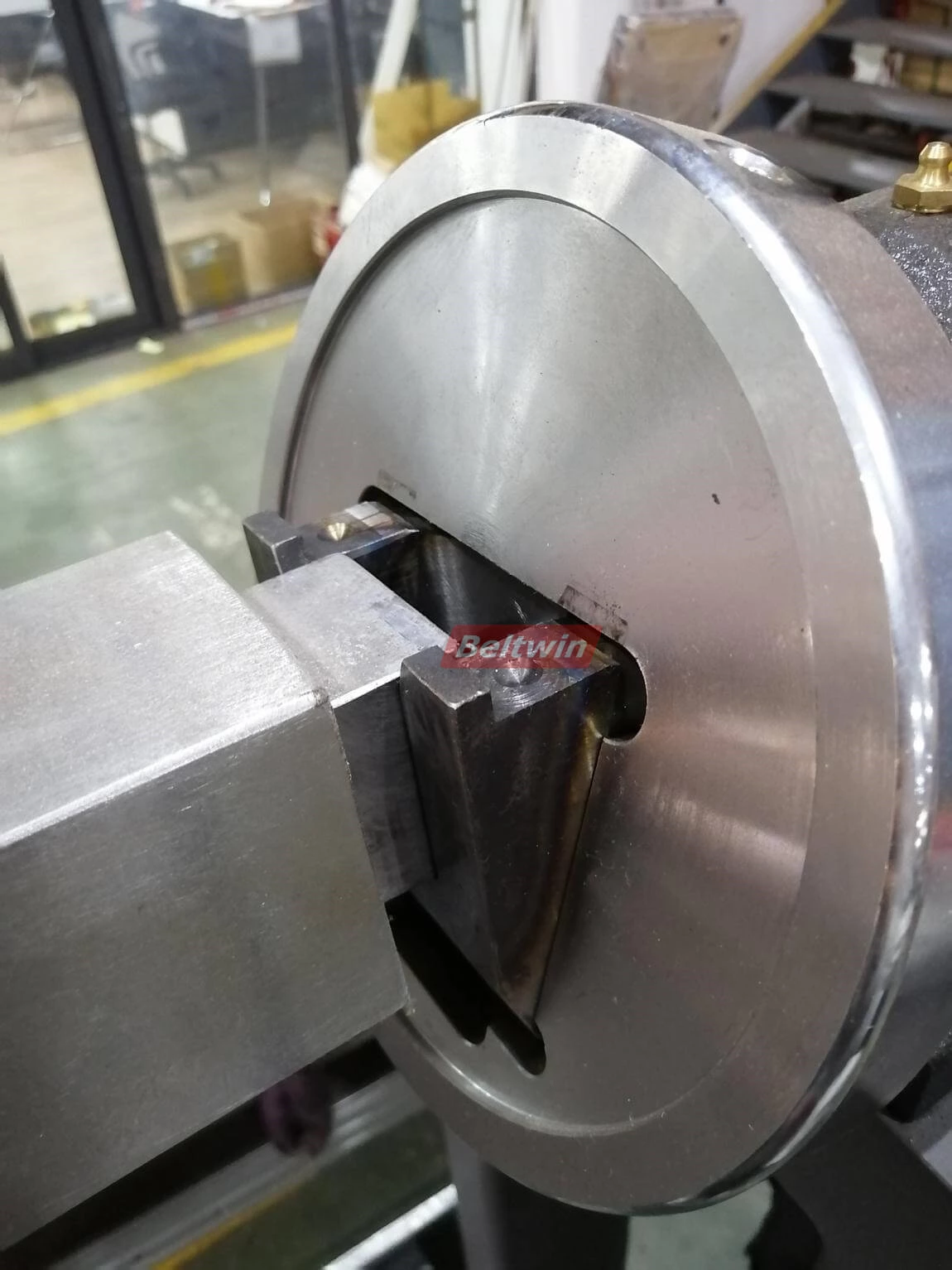 Refendeuse à bande transporteuse avec enrouleur et enrouleur et table de travail (version européenne)