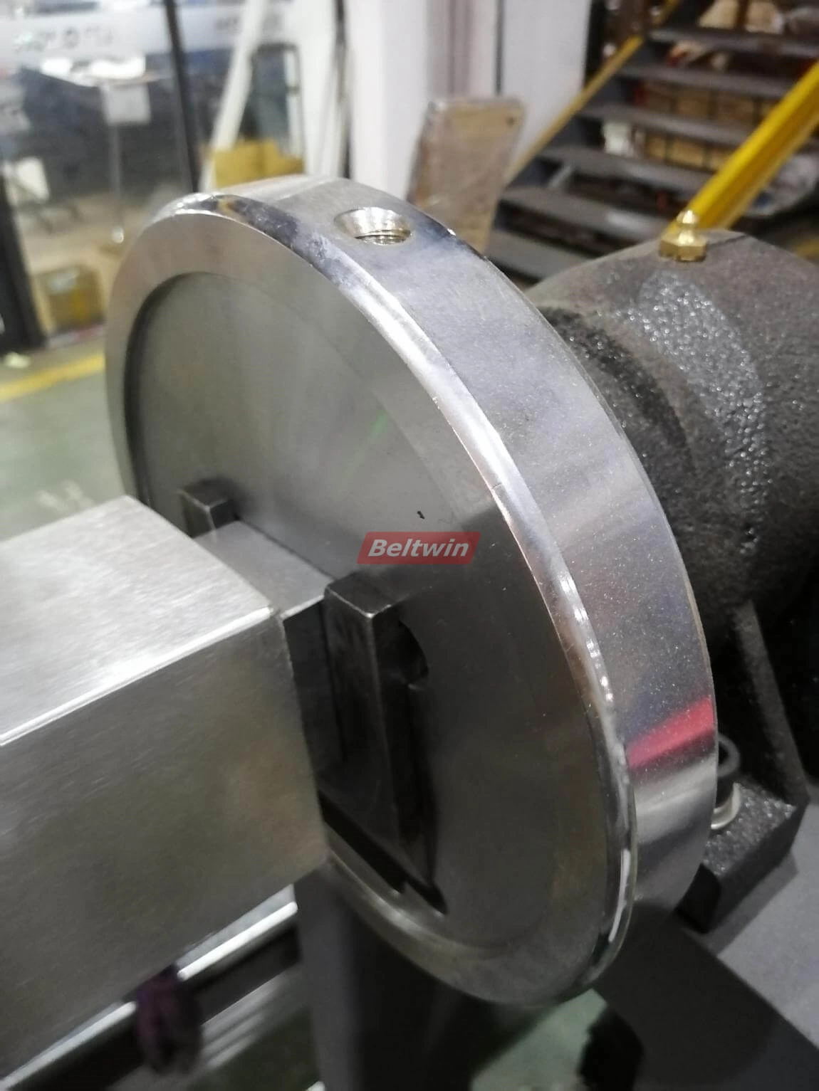 Refendeuse à bande transporteuse avec enrouleur et enrouleur et table de travail (version européenne)