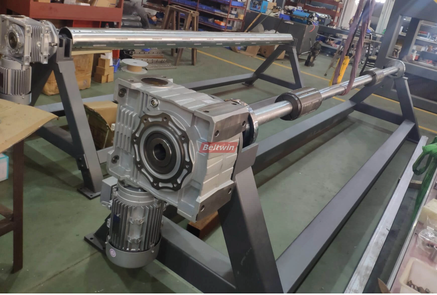 Découpeuse de bande transporteuse avec enrouleur et enrouleur (version améliorée)