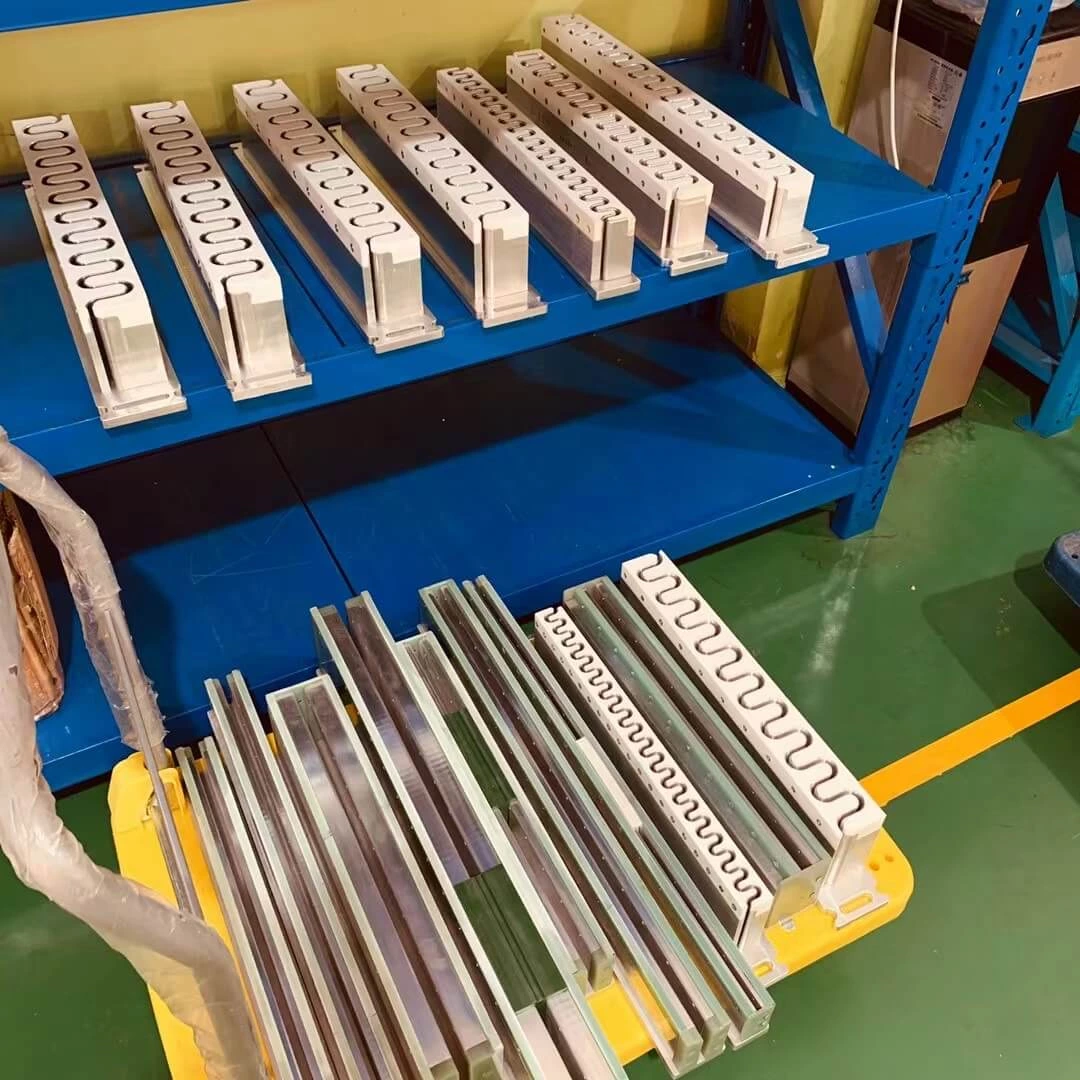 Moules de guidage, de paroi latérale et de profils de tasseaux de bande transporteuse pour le soudage de bande à haute fréquence