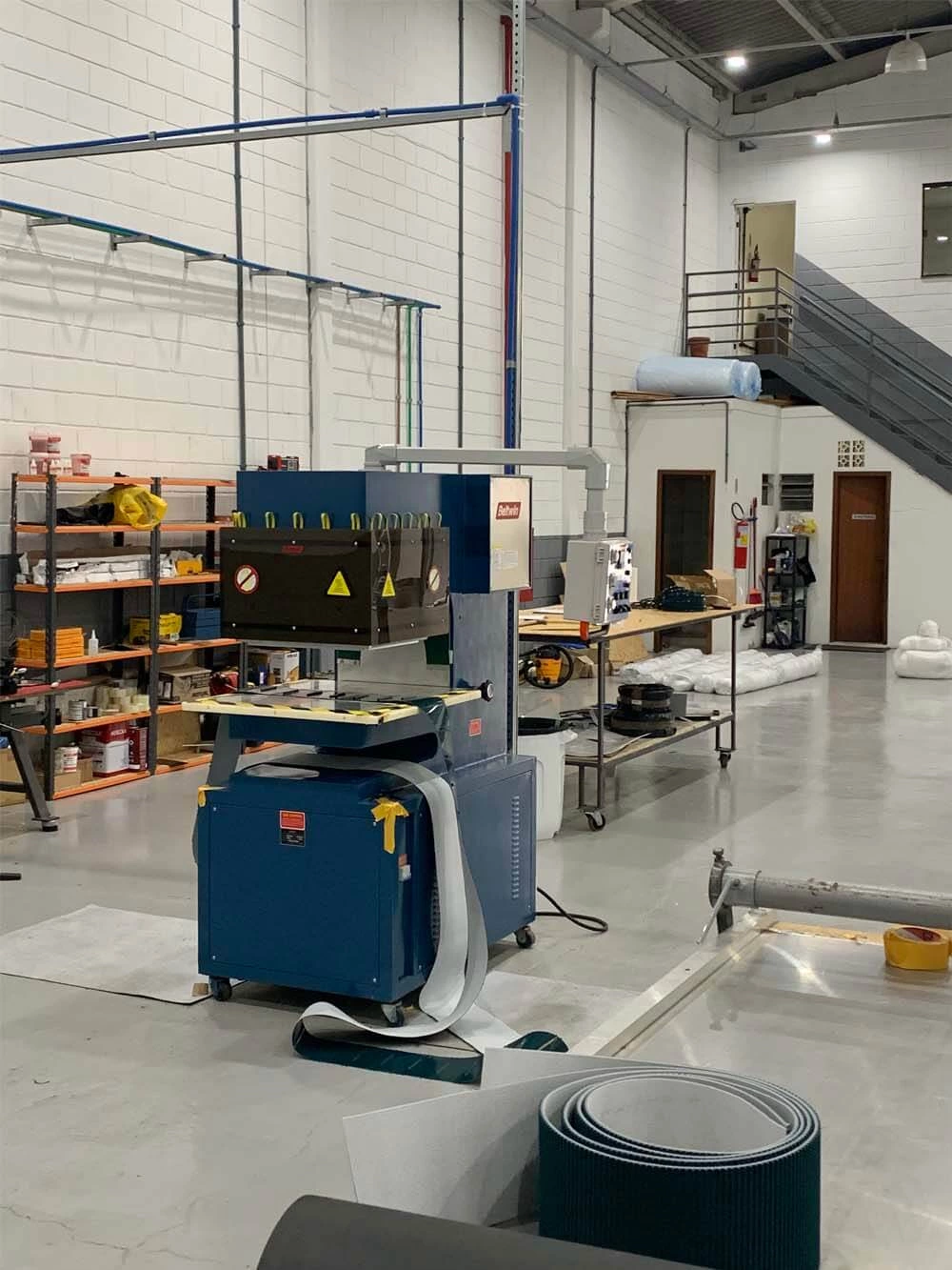 Machine de soudage de courroie haute fréquence QA-1000 pour guides en V/taquets/parois latérales