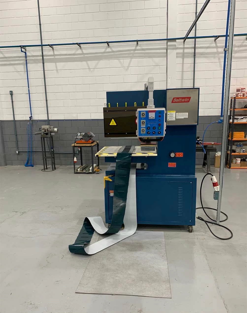 Machine de soudage de courroie haute fréquence QA-1000 pour guides en V/taquets/parois latérales