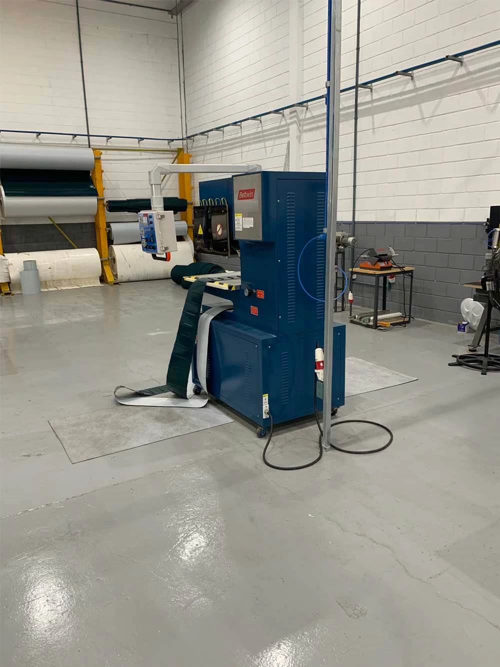 Machine de soudage de courroie haute fréquence QA-1000 pour guides en V/taquets/parois latérales