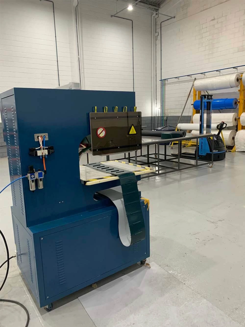 Machine de soudage de courroie haute fréquence QA-1000 pour guides en V/taquets/parois latérales