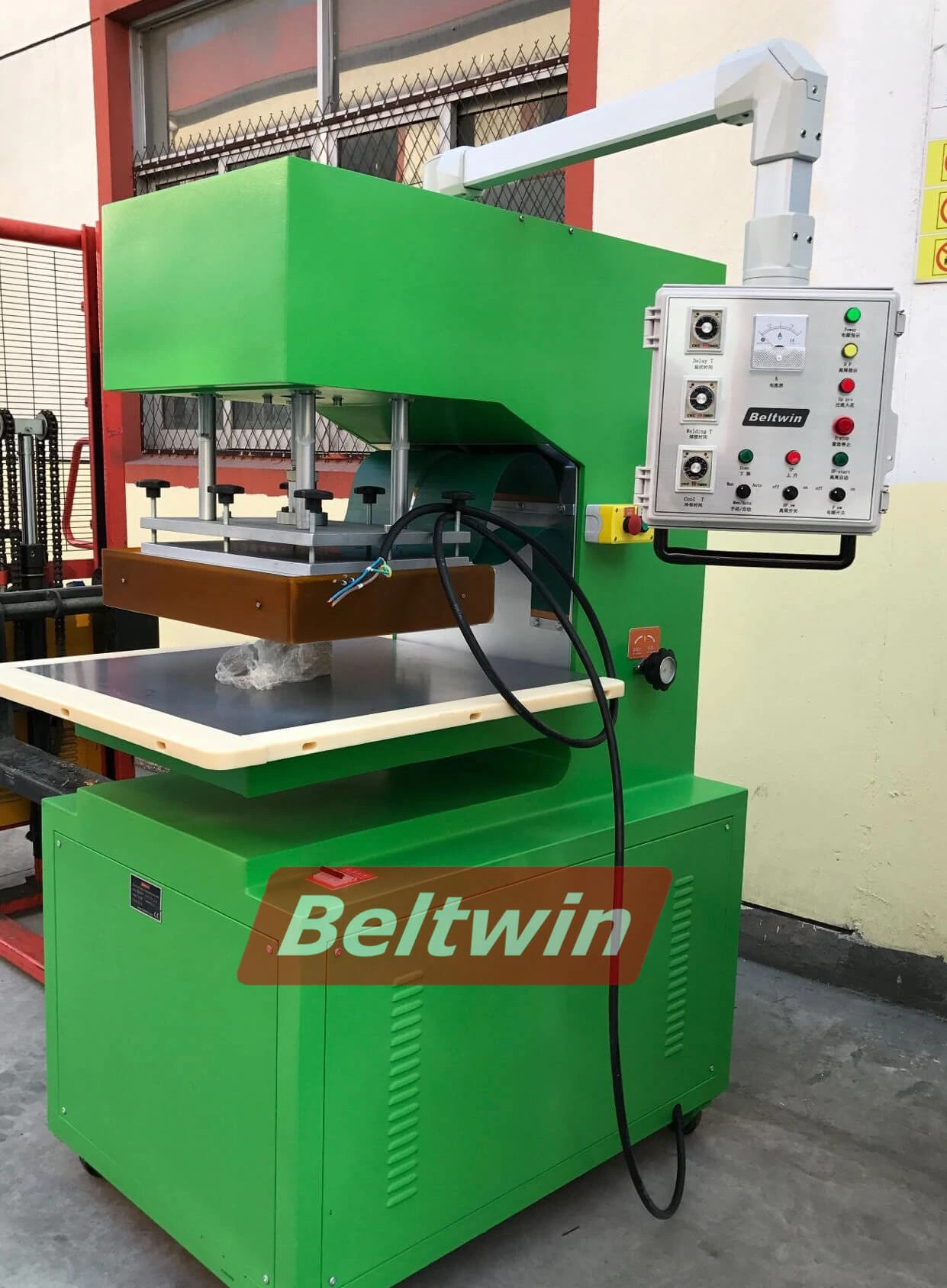 Emballage de machine à souder HF en Russie