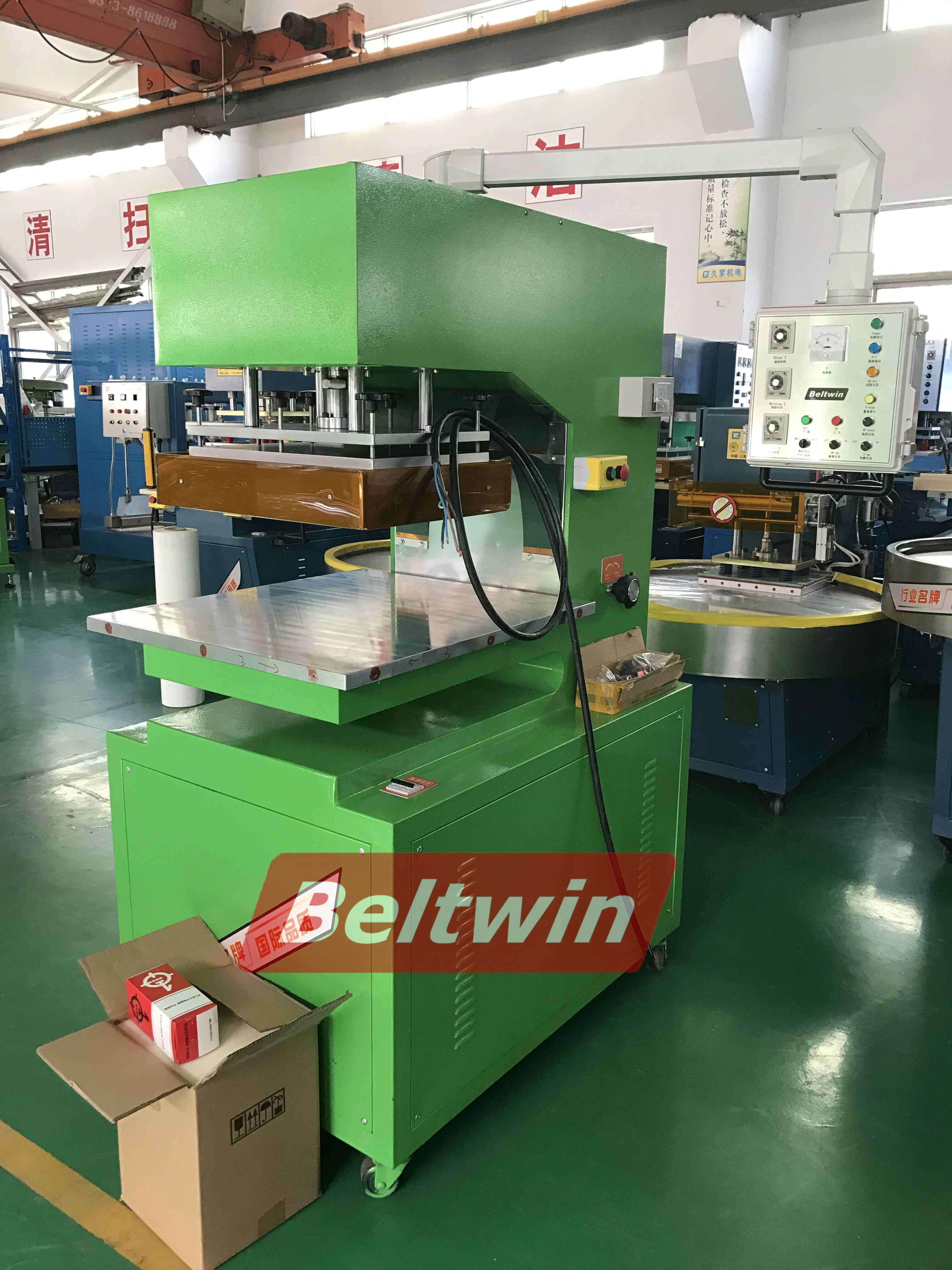 Emballage de machine à souder HF en Russie