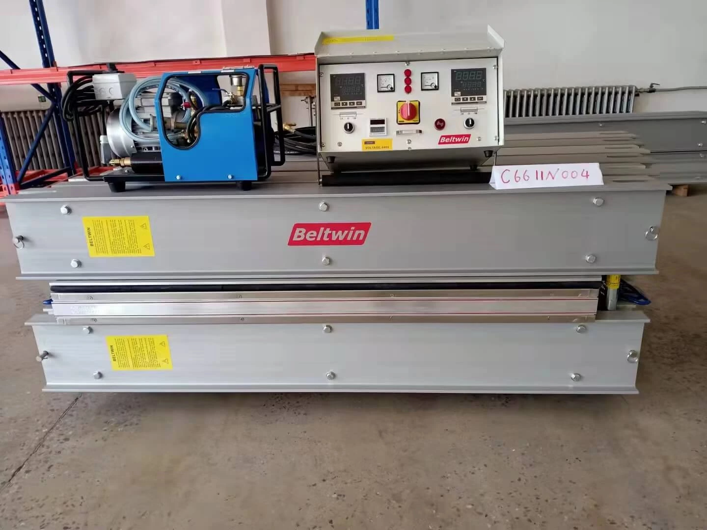 Image de livraison de 2 ensembles de vulcanisateur - largeur 1200 mm avec plaque chauffante taille 690 * 1380 mm et largeur 1400 mm avec 1220 * 1600 mm