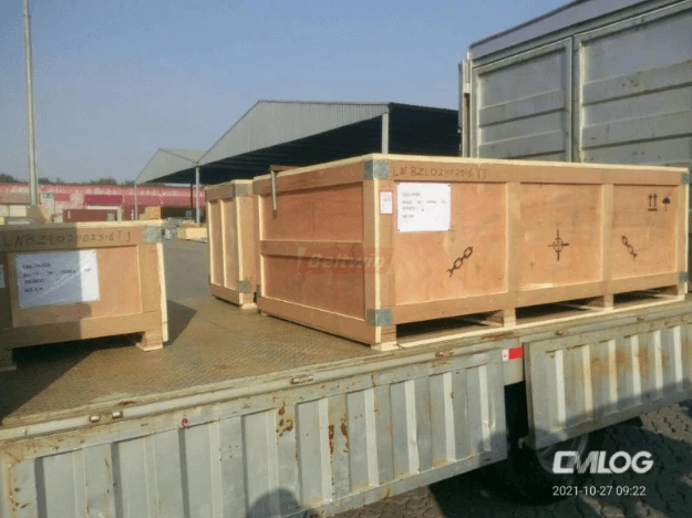 Image de livraison de 2 ensembles de vulcanisateur - largeur 1200 mm avec plaque chauffante taille 690 * 1380 mm et largeur 1400 mm avec 1220 * 1600 mm