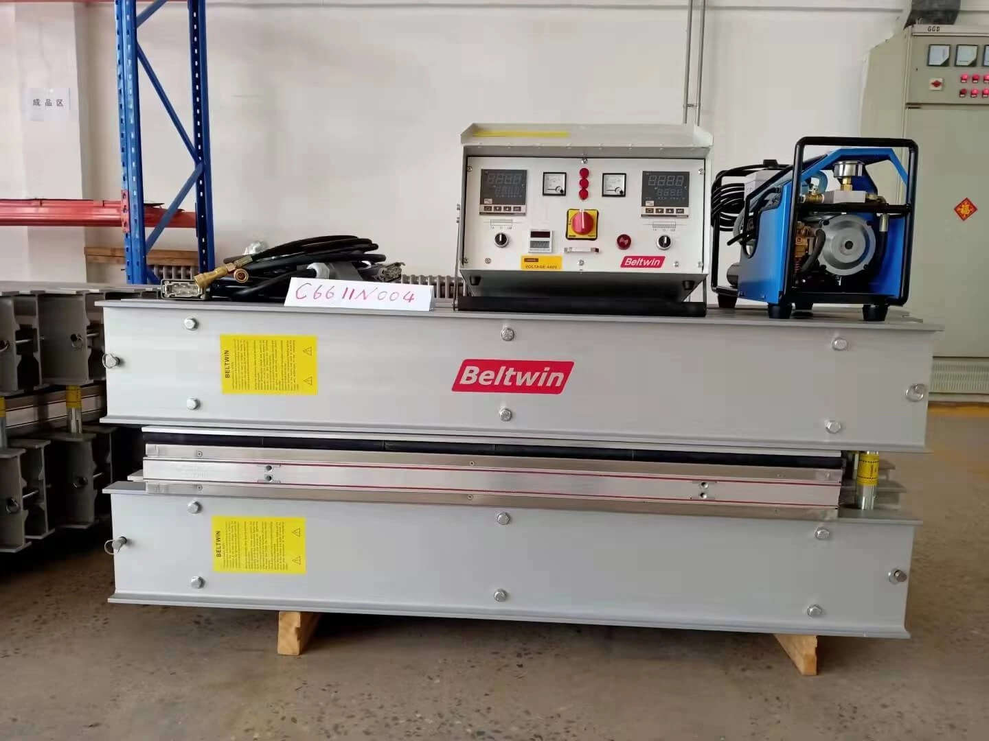Image de livraison de 2 ensembles de vulcanisateur - largeur 1200 mm avec plaque chauffante taille 690 * 1380 mm et largeur 1400 mm avec 1220 * 1600 mm