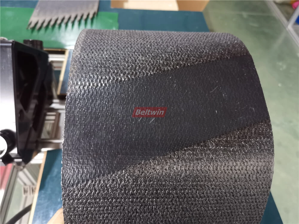 Comment épisser une courroie PVK par une presse à refroidissement par air et un poinçon automatique-2