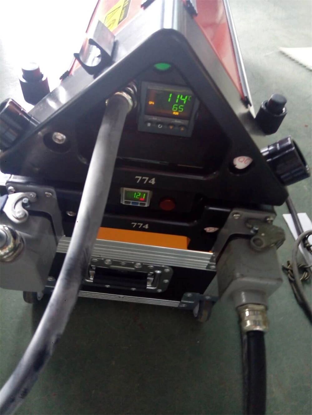 Livraison 2 presses de refroidissement par air PCS PA1200 pour joindre la ceinture PVC / PU