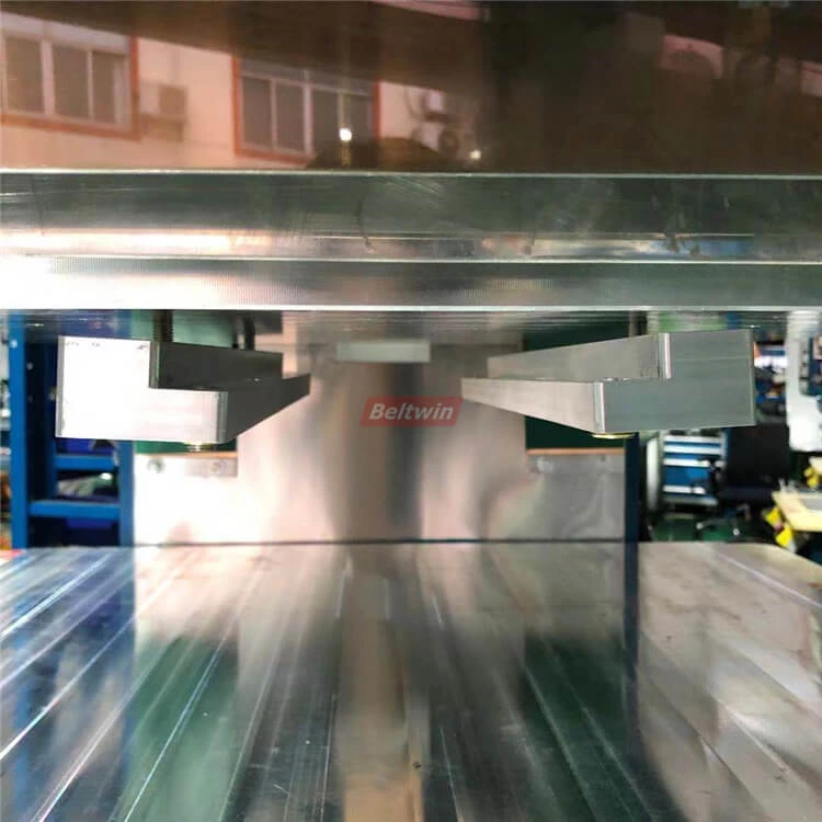 Fixez le taquet/moule de paroi latérale sur le plateau supérieur de la machine à haute fréquence