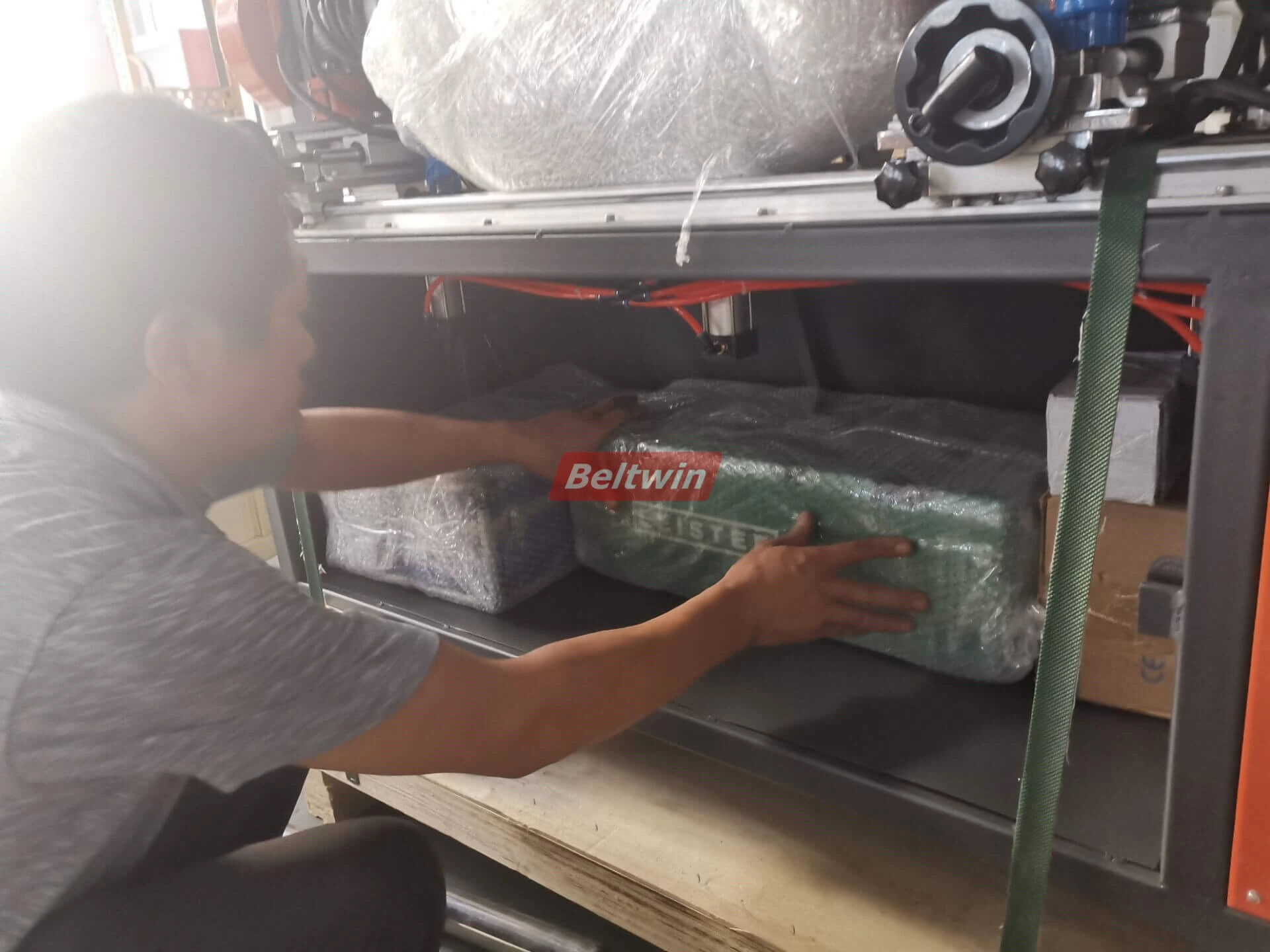 Livrer le perforateur manuel au client