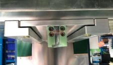 Fixez le taquet/moule de paroi latérale sur le plateau supérieur de la machine à haute fréquence