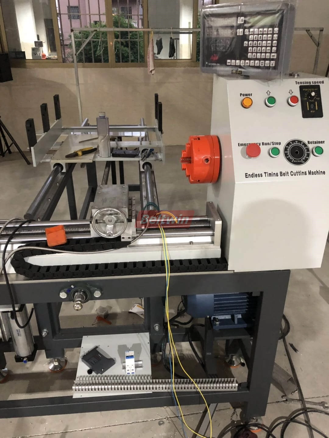 Livraison de machine de découpe de courroie de distribution semi-automatique