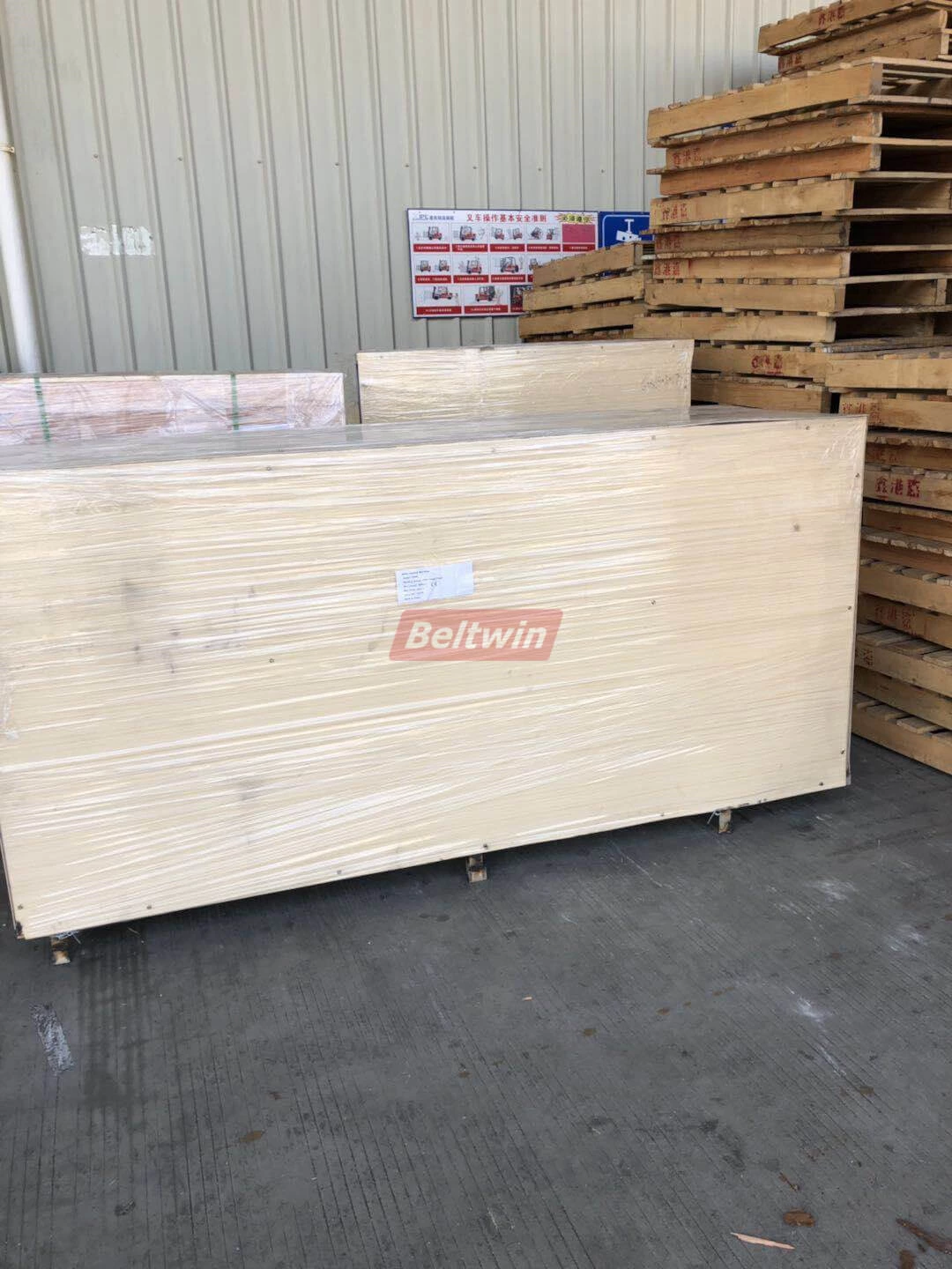 Livraison de machine de découpe de courroie de distribution semi-automatique