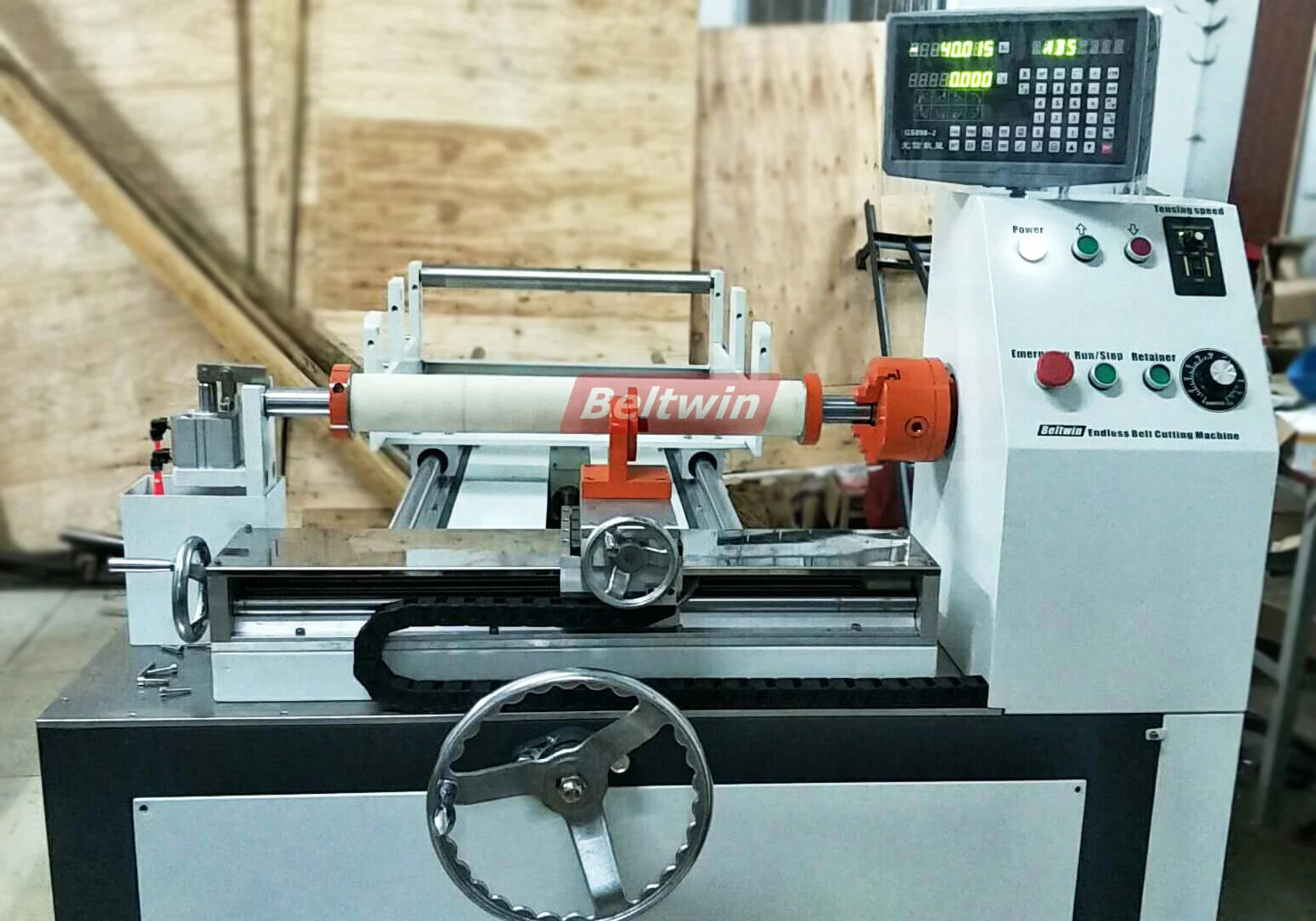 Livraison de la machine de découpe à bande sans fin Beltwin en Italie