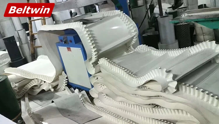 Machine de soudage de courroie haute fréquence QA-1000 pour guides en V/taquets/parois latérales