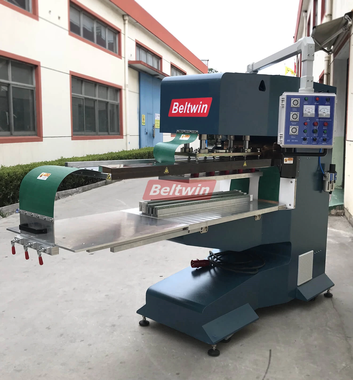 Livraison de machines à bande PVC/PU Beltwin au Royaume-Uni