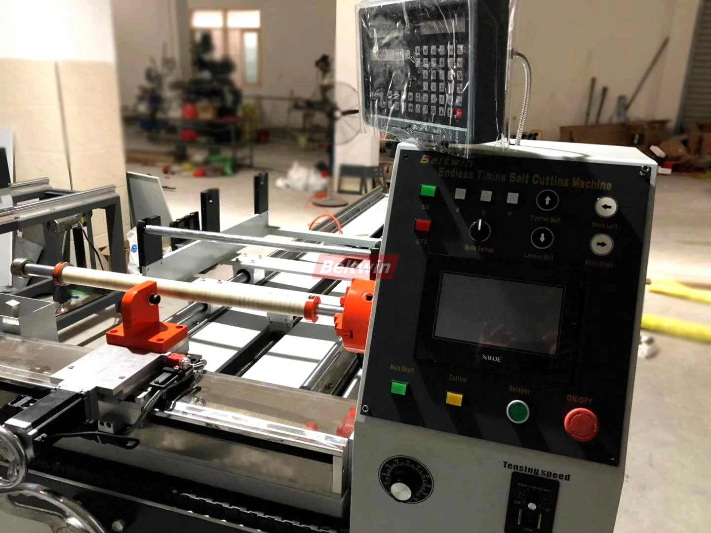 Production de finition de machine de découpe de courroie de distribution automatique.