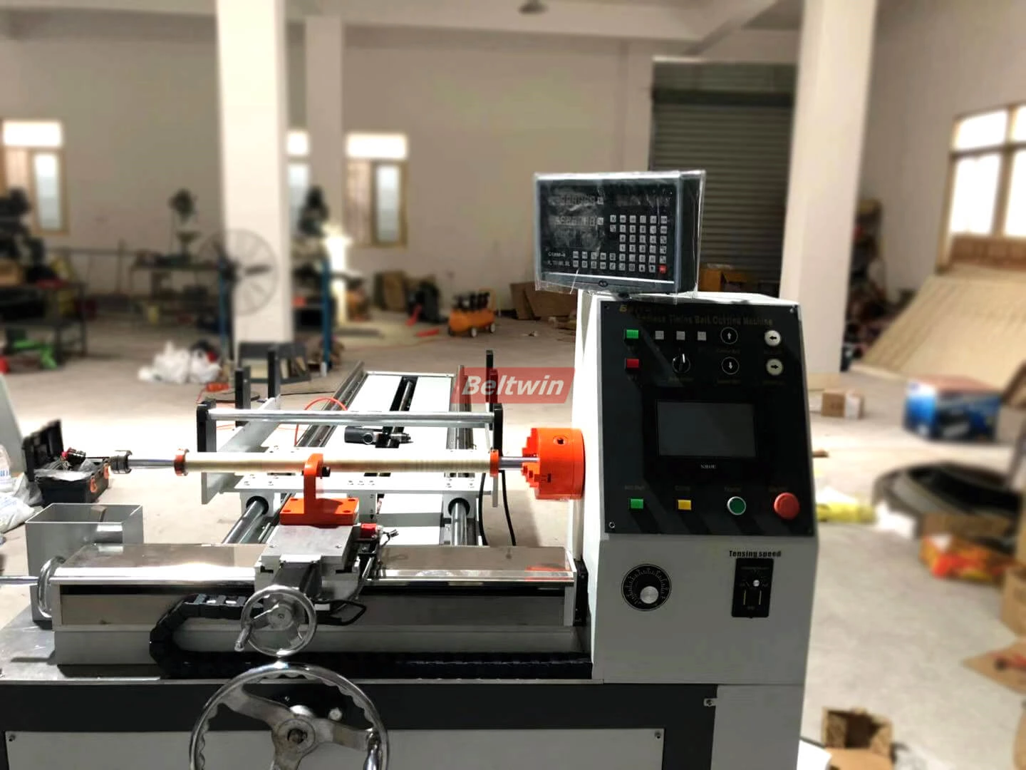 Production de finition de machine de découpe de courroie de distribution automatique.