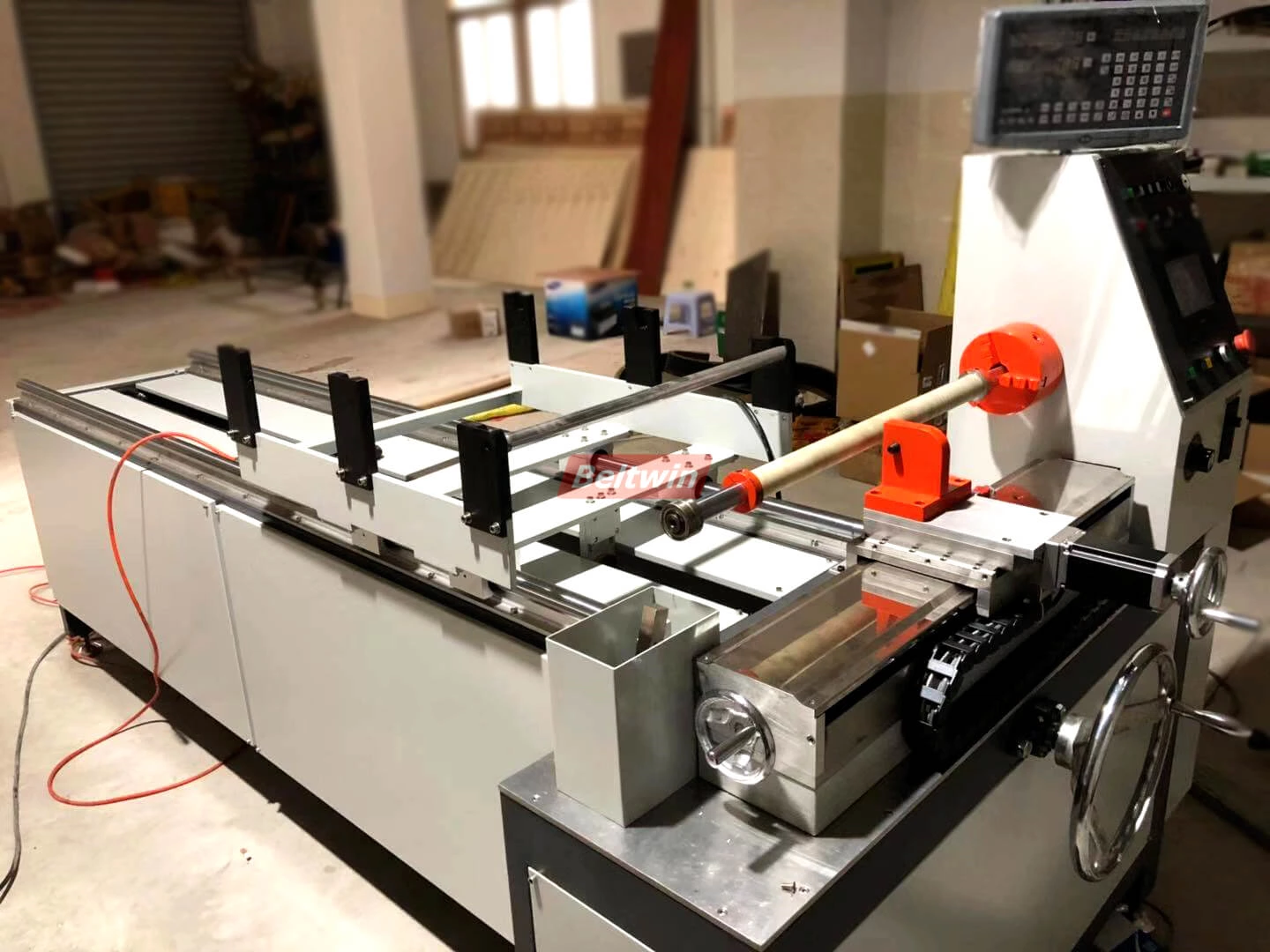 Production de finition de machine de découpe de courroie de distribution automatique.