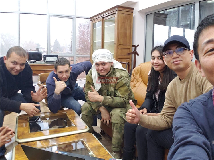 Fournir une formation sur l'équipement aux clients ouzbeks