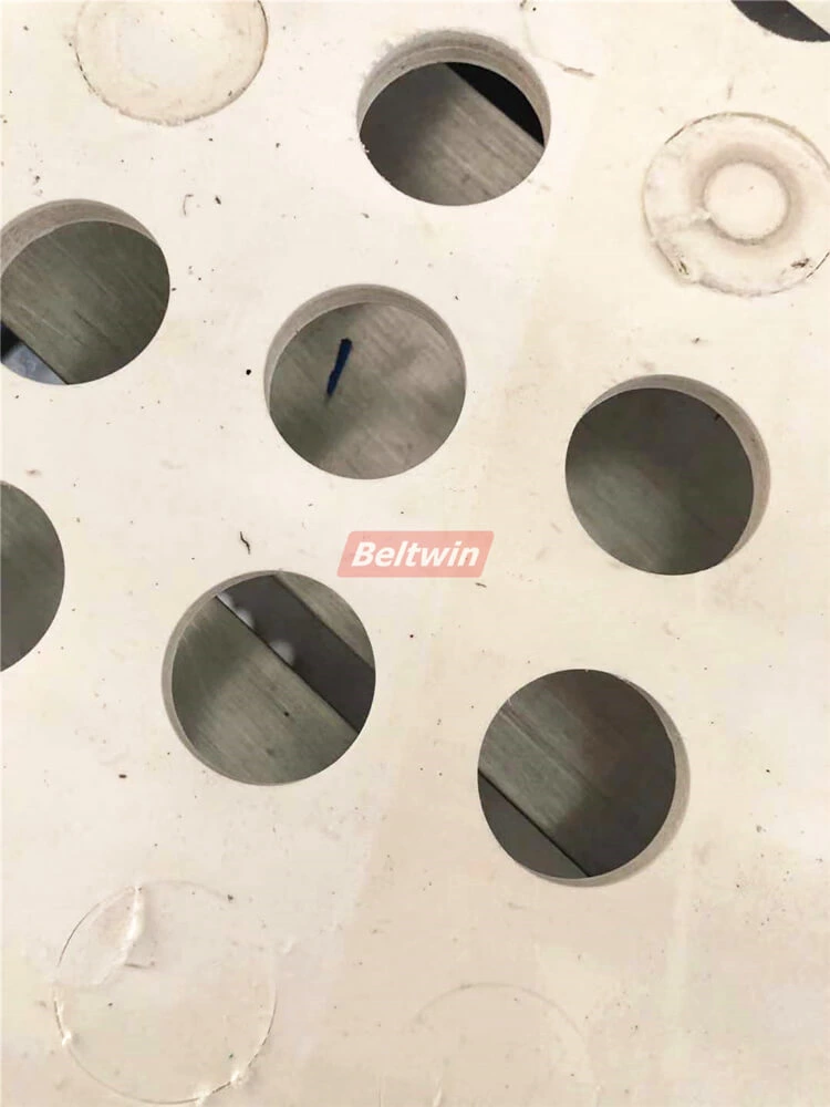 Percez des trous de 30 mm de diamètre sur une ceinture en PVC de 8 mm d'épaisseur