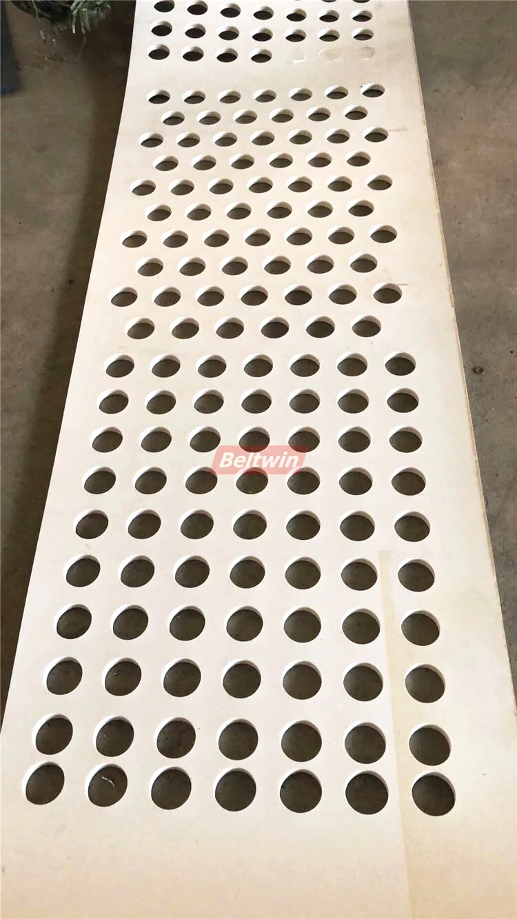 Percez des trous de 30 mm de diamètre sur une ceinture en PVC de 8 mm d'épaisseur