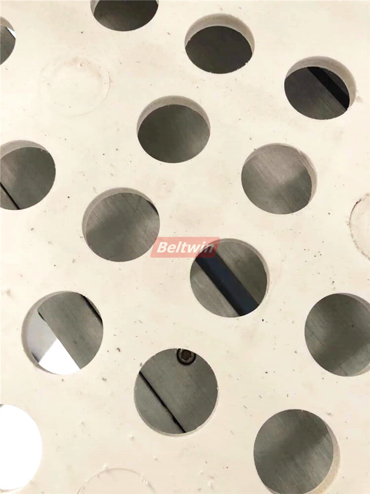 Percez des trous de 30 mm de diamètre sur une ceinture en PVC de 8 mm d'épaisseur