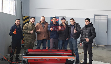 Fournir une formation sur l'équipement aux clients ouzbeks