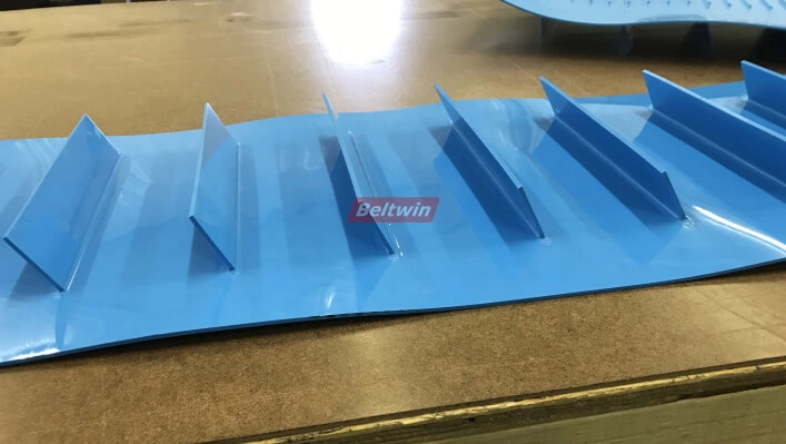 Comment souder un taquet / paroi latérale sur une ceinture en PU homogène par une machine à haute fréquence