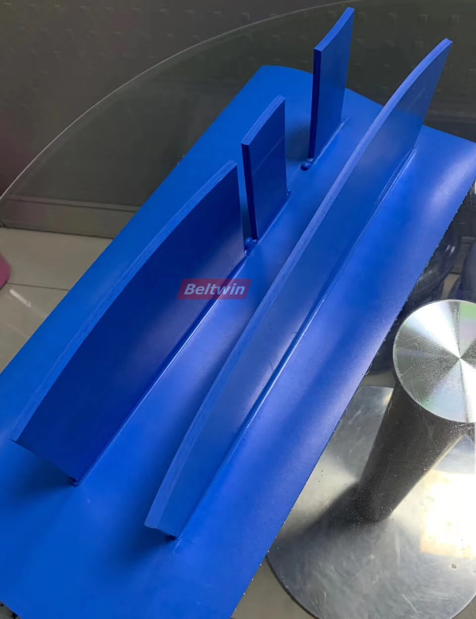 Comment souder un taquet / paroi latérale sur une ceinture en PU homogène par une machine à haute fréquence