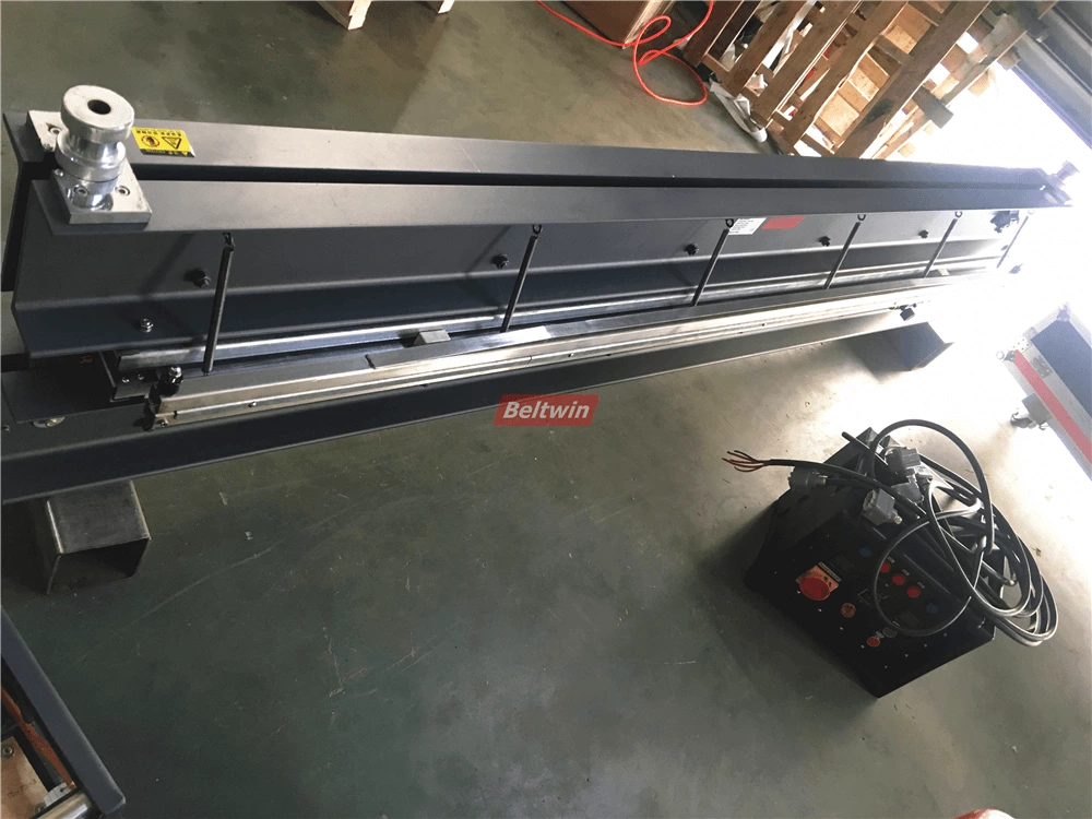 Presse de refroidissement par eau de 2600 mm (comprend le boîtier de commande européen) Livraison en Estonie