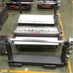 Refendeuse à bande transporteuse avec enrouleur et enrouleur et table de travail (version européenne)