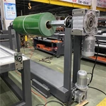 Refendeuse à bande transporteuse avec enrouleur et enrouleur et table de travail (version européenne)