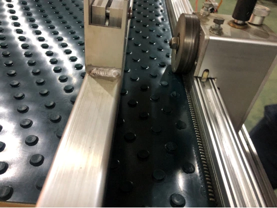 Comment épisser une bande transporteuse en pvc à goujons ronds