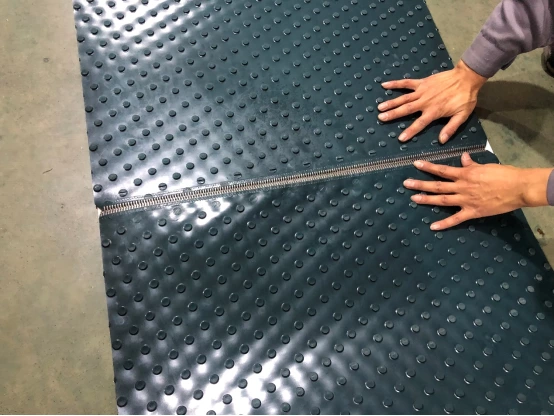 Comment épisser une bande transporteuse en pvc à goujons ronds