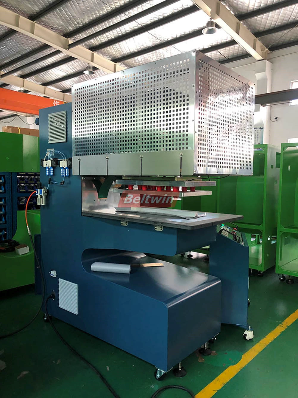 Machine de soudage haute fréquence QA-2000 pour taquets de courroie en PVC/PU, guide en V et paroi latérale