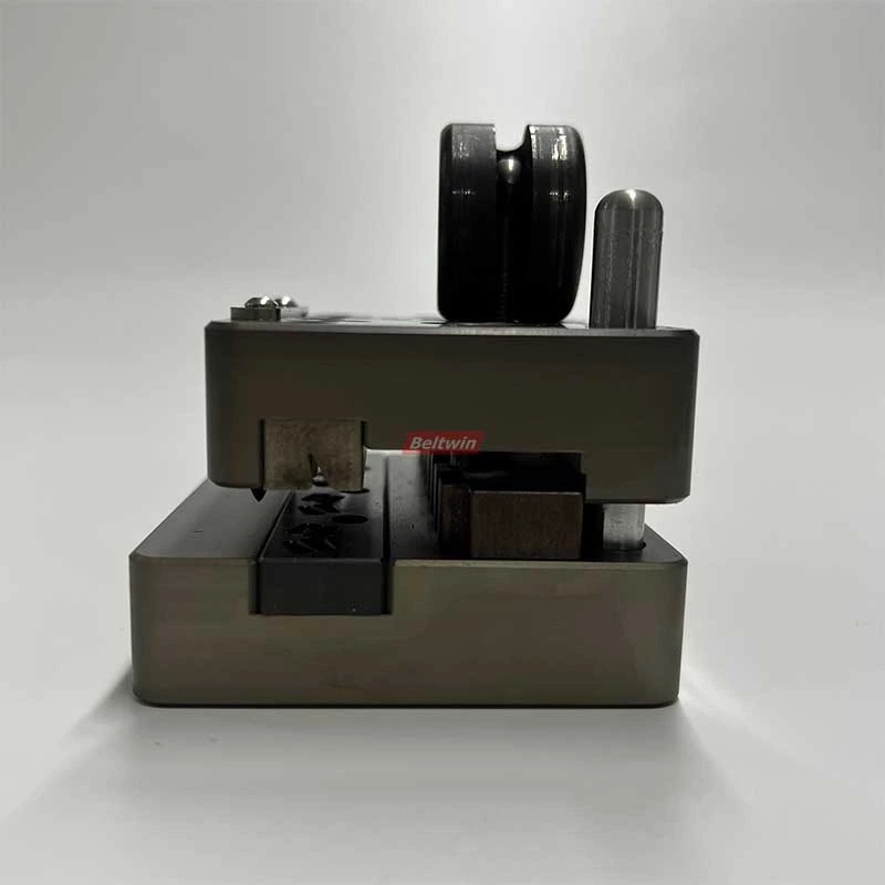 Mini outil de fixation pour épissure mécanique de bande transporteuse