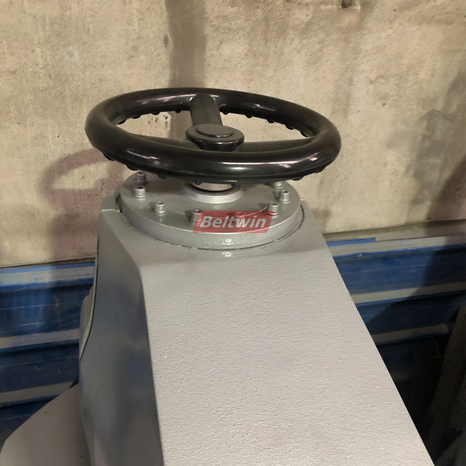 Poinçonneuse à courroie de distribution