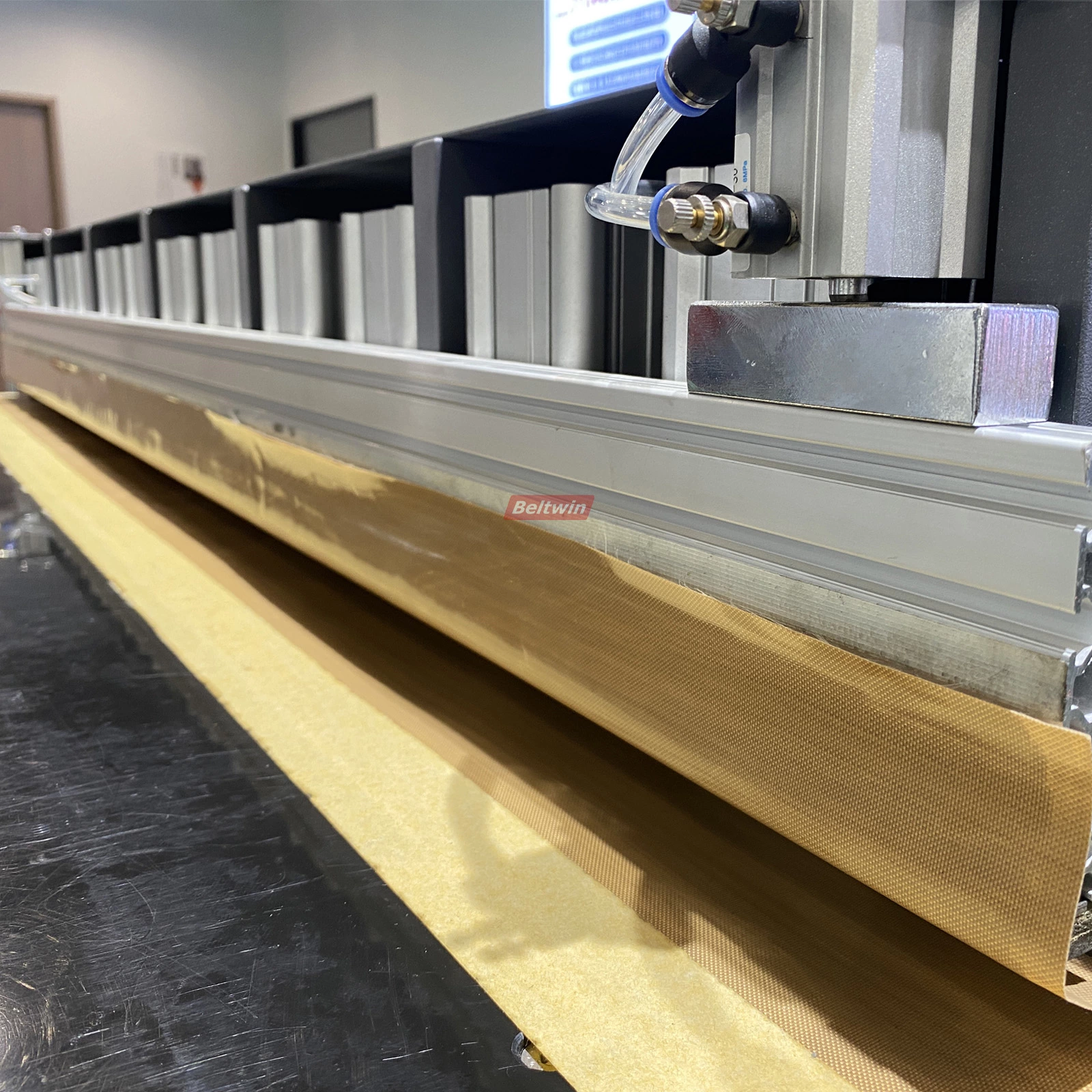 Machine de soudage et de scellage des bords de courroie QD1200-1500