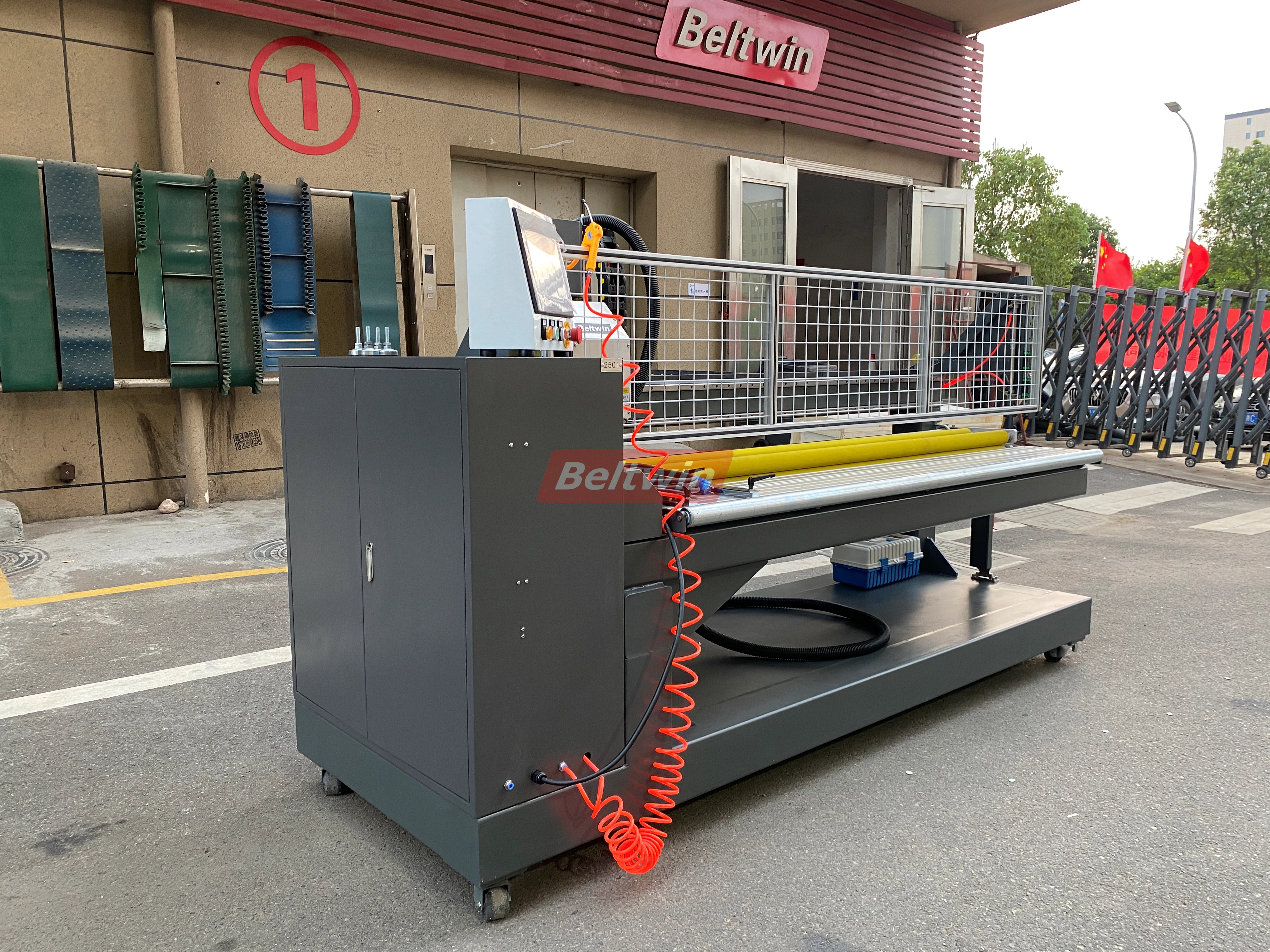 Perforatrice de bandes PVC/PU TD1100-3200